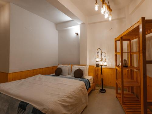 the rustic jibhi backpackers hostel