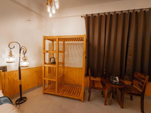the rustic jibhi backpackers hostel