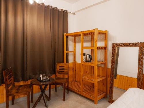 the rustic jibhi backpackers hostel