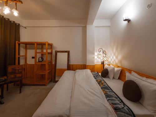the rustic jibhi backpackers hostel