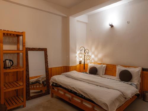 the rustic jibhi backpackers hostel