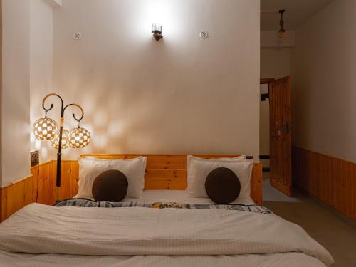 the rustic jibhi backpackers hostel
