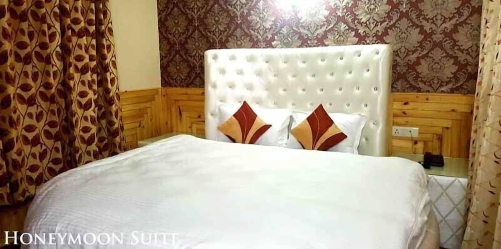 Maharaja Resorts,Parbal,3 star