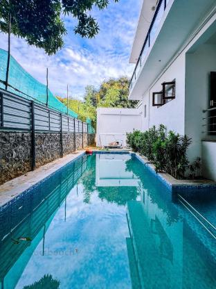estro exilo villa