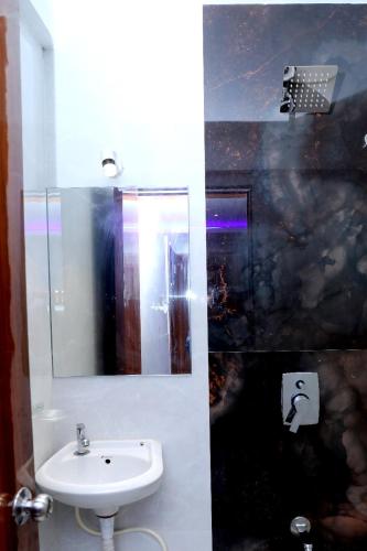 hotel chirag next