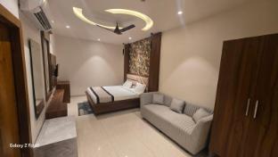 the monark inn