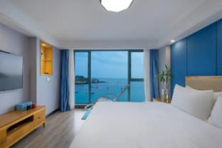 floral hotel listening to the sea