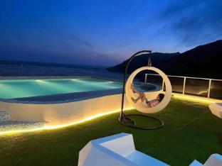 floral hotel listening to the sea
