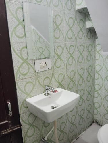 iconic hostel 1 km from railway station