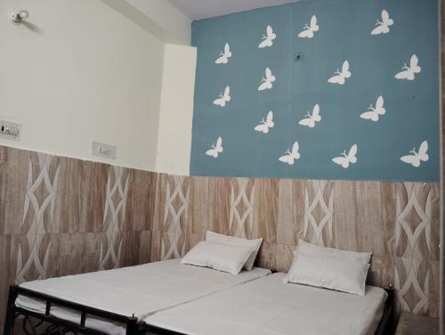 iconic hostel 1 km from railway station