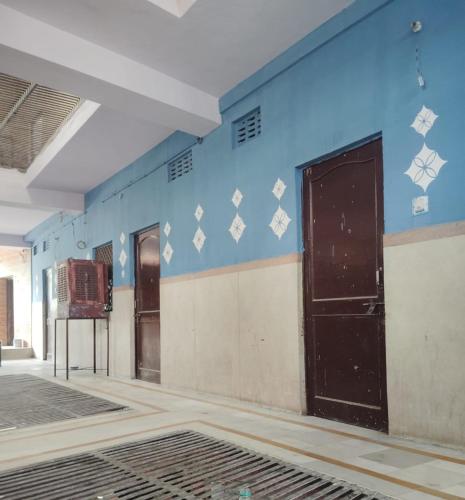 iconic hostel 1 km from railway station