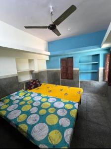 iconic hostel 1 km from railway station