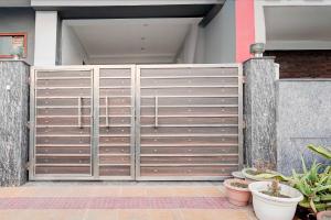 townhouse noida sector 16 metro station