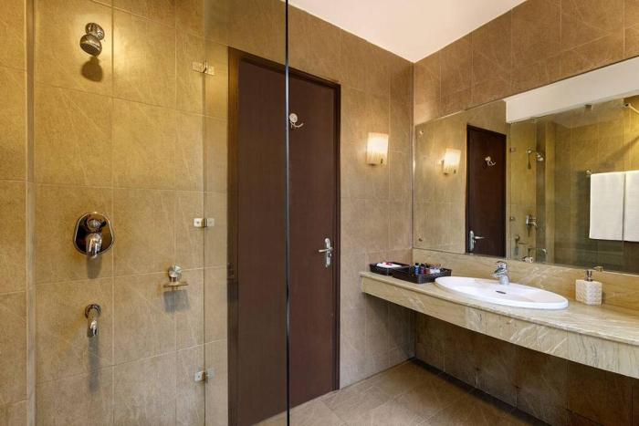 4 lake view manesar golf villa
