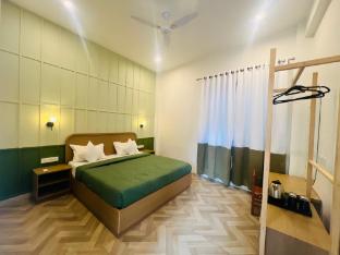 white poppy lake side hostel