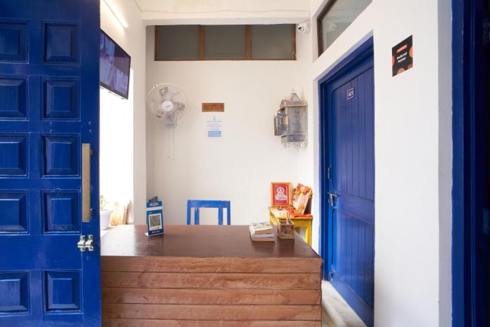 white poppy lake side hostel