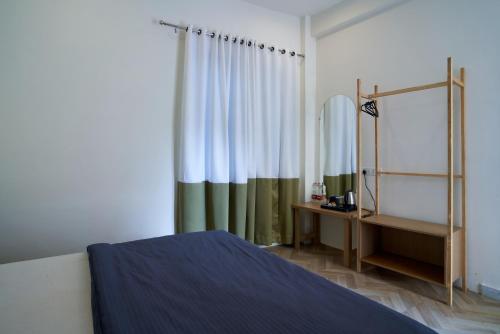 white poppy lake side hostel