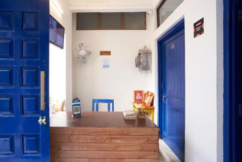 white poppy lake side hostel