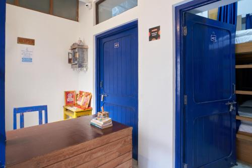 white poppy lake side hostel