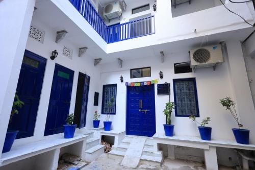 white poppy lake side hostel