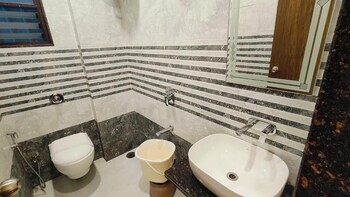 hotel grand lushwood