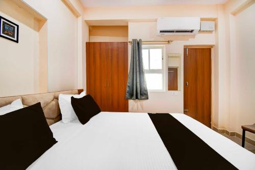 townhouse oak townhouse oak kumhrar archeological park hotel k