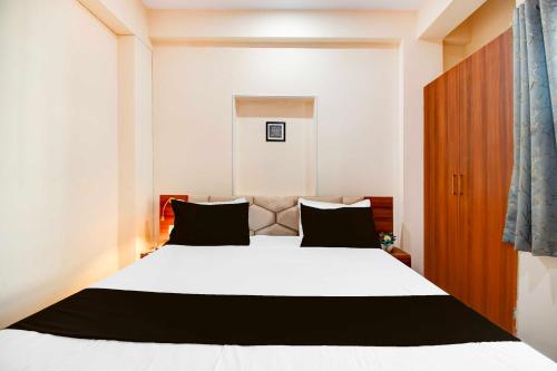 townhouse oak townhouse oak kumhrar archeological park hotel k