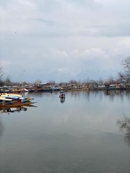 Lake Side Stays,,3 star