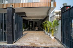 the lodgers one bhk apartment nxt to phase 1 metro