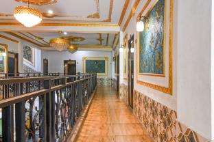 spot on the green palace