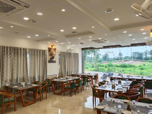 Aadhya Hotel & Adhira Restaurant,,2 star