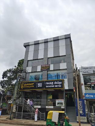 gayathri metro deluxe rooms