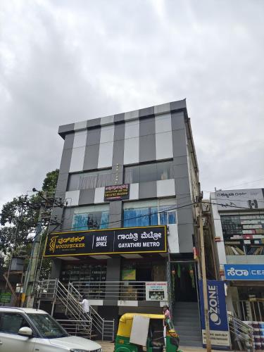 gayathri metro deluxe rooms