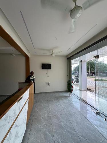 hotel embassy inn