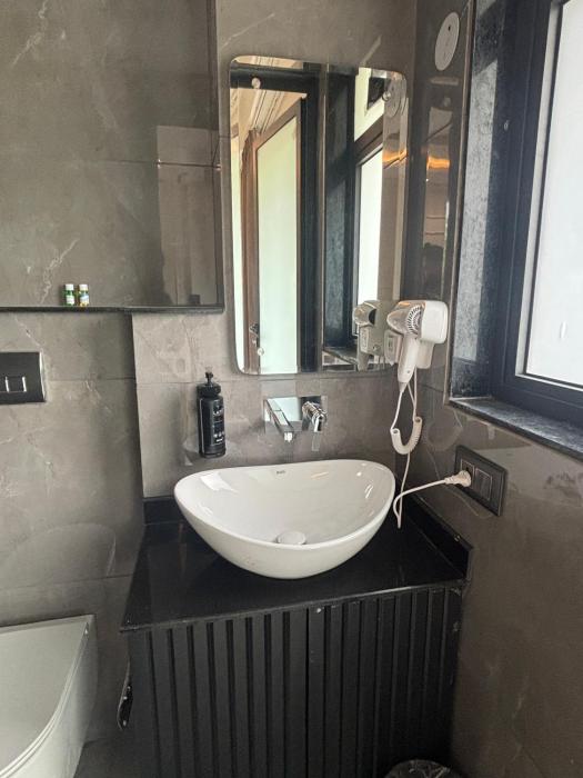 leaf 9 grand near udyog vihar and yashobhoomi