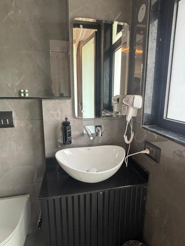 leaf 9 grand near udyog vihar and yashobhoomi