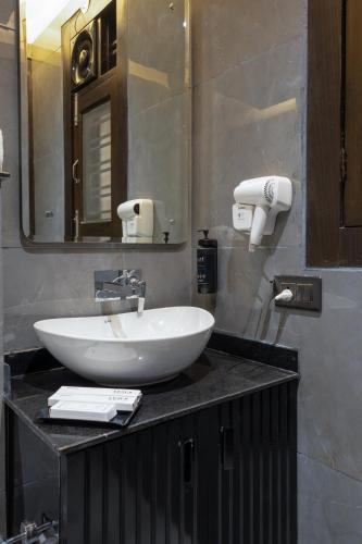 leaf 9 grand near udyog vihar and yashobhoomi