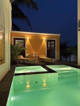 The Colonial Courtyard,,5 star