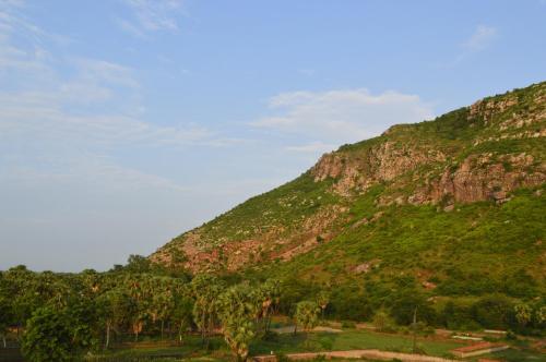 aakarsh hill view hotel