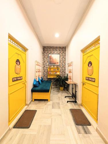 hidden monkey hostel chet singh ghat varanasi