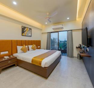 hotel the golden oaks kolhapur