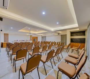 hotel the golden oaks kolhapur