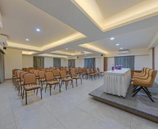 hotel the golden oaks kolhapur
