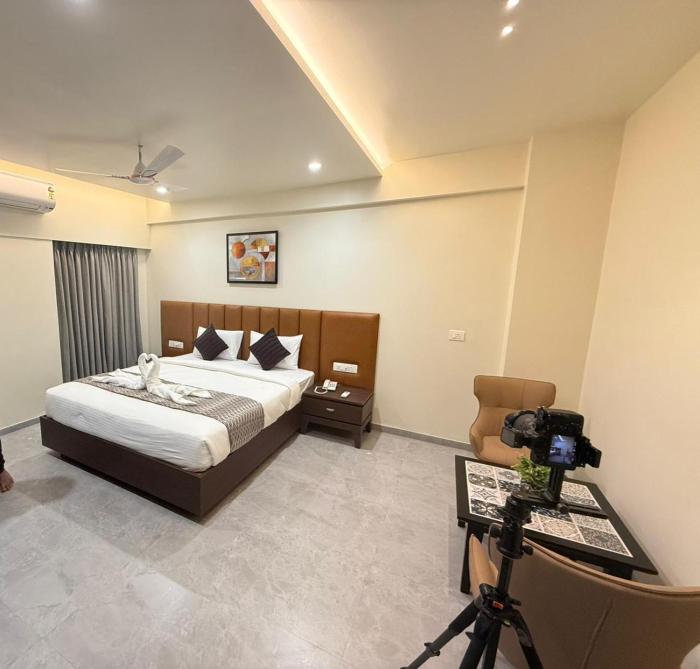 hotel the golden oaks kolhapur