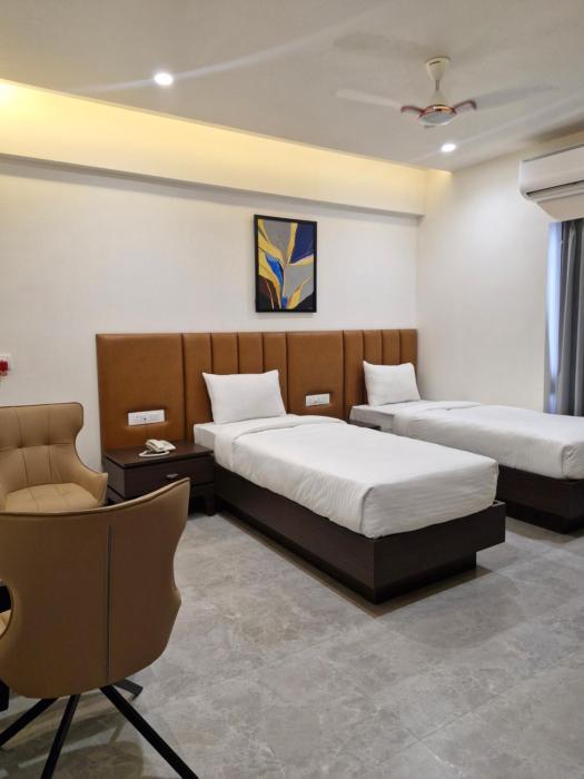 hotel the golden oaks kolhapur