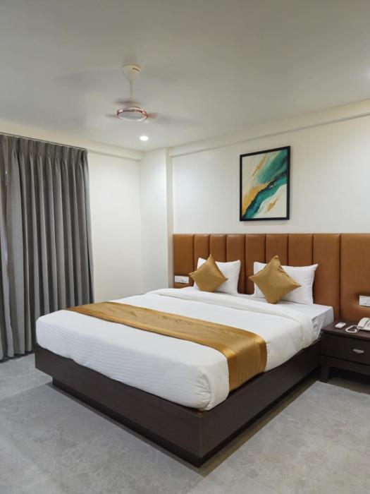hotel the golden oaks kolhapur