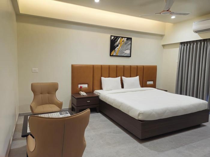 hotel the golden oaks kolhapur