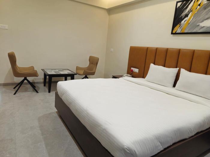 hotel the golden oaks kolhapur