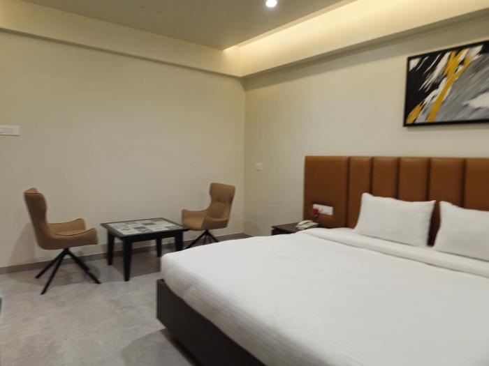 hotel the golden oaks kolhapur