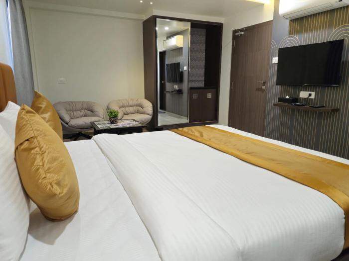 hotel the golden oaks kolhapur